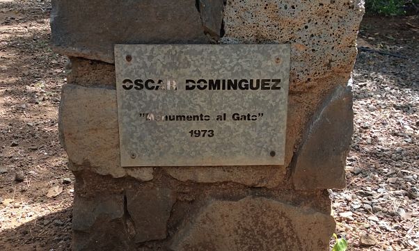 Detalle de la inscripción con el nombre de la escultura autor y fecha-Monumento al gato (Óscar Domínguez)
